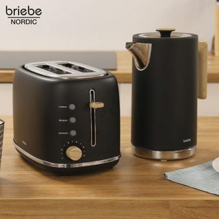 Set petit-déjeuner Briebe SKT1167BLK Nordic grille-pain 2 tranches noir + bouilloire 1,7 L sans fil