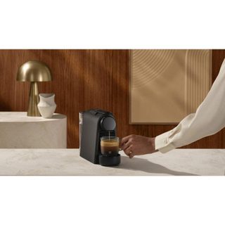 Cafetière à capsules DeLonghi Essenza Mini 0,6L 19 Bars compacte auto-extinction
