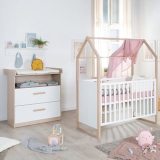 Chambre Bébé Duo : Lit 60 X 120 Cm + Commode A Langer Évolutive - Cabane - Chene / Blanc