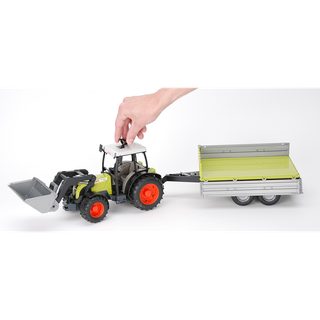 Tracteur Claas Nectis avec fourche et remorque