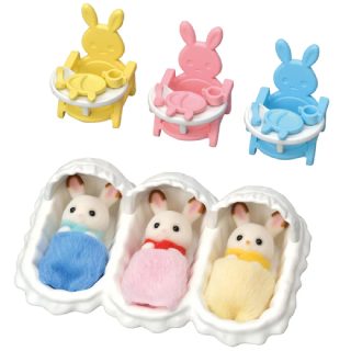 Sylvanian Families Figurine les triplés lapin chocolat et accessoires puériculture