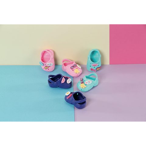 Baby Born Chaussures de bain - Personnalisables avec pins - 3 modèles assortis - Pour poupon 43cm - Aléatoires