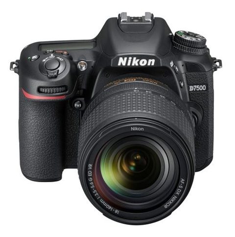 Nikon D7500 + AF-S DX NIKKOR 18-140 VR Kit d'appareil-photo SLR 20,9 MP CMOS 5568 x 3712 pixels